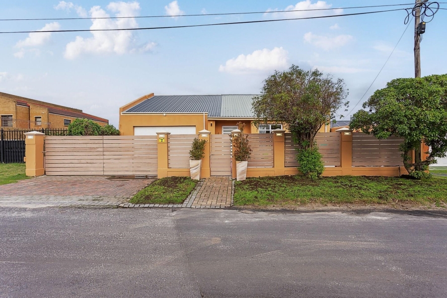 5 Bedroom Property for Sale in Zeekoevlei Western Cape